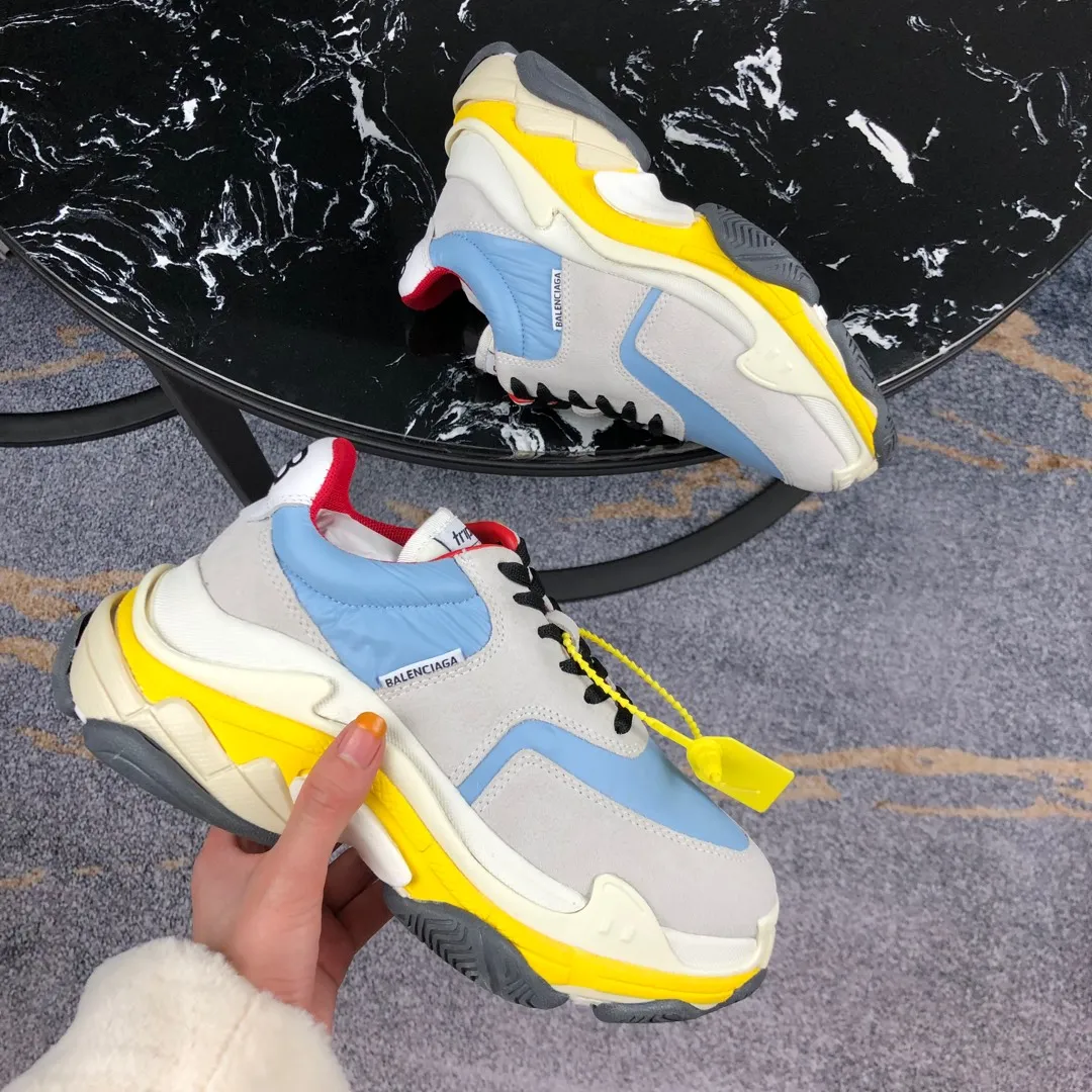 👟👟Ex-factory price 800👟👟 Balenciaga second generation 17 colors🖤 Balenciaga Triple-s Balenciaga-dad shoes. The world’s most popular retro jogging shoes 🔥. 🔺Retro distressed craftsmanship ~ original combination sole, heavy craftsmanship, not a low-end 2-layer combination sole! The upper is made of imported parachute cloth spliced ​​with nubuck matte, priced at 24 yuan per foot, which is different from the ordinary canvas on the market! The back is covered with cowhide high-frequency embossing! ⚠️When purchasing authentic products at the counter, I specifically asked the clerk about the materials. Size: 35-41 yards, men’s size 39-45, matching cloth bag, shoelaces, complete certificate of certification/men’s model will be notified later.